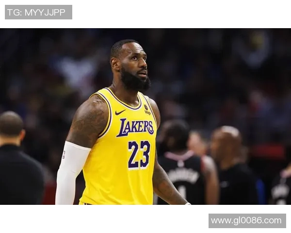 詹姆斯:从篮球巨星到商业领袖的传奇人生之路 詹姆斯:从篮球巨星到商业领袖的传奇人生之路