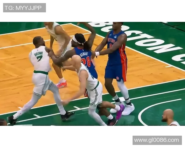 雷霆勇士激烈对抗赛场打斗视频回顾与精彩瞬间分析