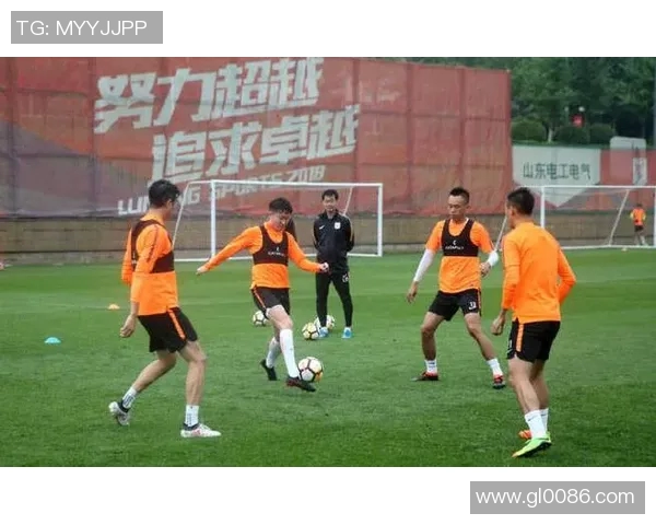 鲁能主场迎战佛柔期待精彩对决球迷热情高涨助威球队 鲁能主场迎战佛柔期待精彩对决球迷热情高涨助威球队