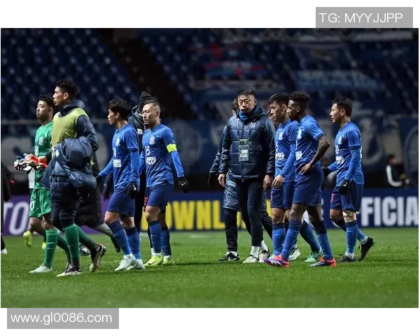 亚冠激战鲁能对阵恒大争夺小组出线权全力以赴展现球队实力